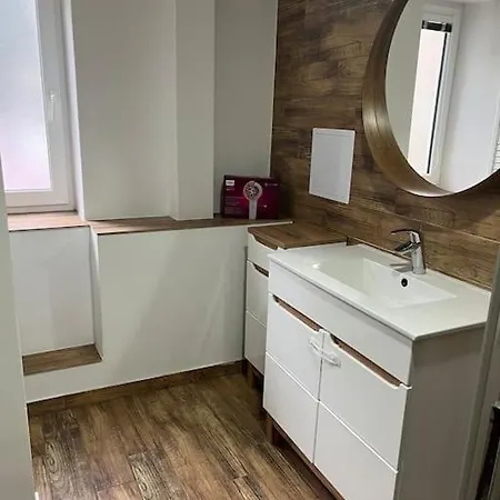 Alexandra Apartment *